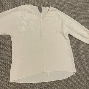 Chicos Shirt Womens 1 Medium Embroidered Floral White Cream Blouse Vneck Tunic